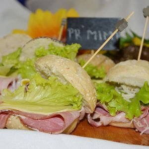 Mini sendviči s pršutom, sirom in solato