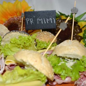 Mini sendviči s salamo in zelenjavo