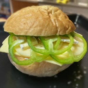 Mini sendviči z izbranimi siri in zelenjavo